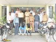 विद्यार्थ्याच्या हातातून मोबाईल हिसकावून पळून गेलेल्या आरोपींना वाशीम पोलिसांनी ठोकल्या बेड्या ,