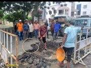 न.प. मुख्याधिका-यांची मनमानी, प्राधिकरणाचे अधिकारी हैराण सेवाभावी संस्थांच्या प्रयत्नाने फुटलेल्या पाईपलाईनचे दुरुस्तीचे काम जोरात