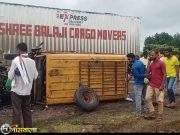 भरधाव कंटेनरची उभ्या असलेल्या काळी -पिवळीला धडक दहा प्रवासी जखमी ,