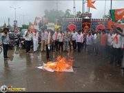 भाजपा तर्फे स्टॅलीन व ए. राजा च्या पुतळ्याचे दहन ,