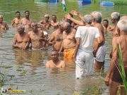 खडकपूर्णा जलाशयात शेतकऱ्यांचे अर्धनग्न आंदोलन