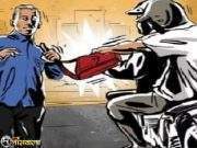 गाय छाप एजन्सी वर काम करणाऱ्या कर्मचाऱ्याच्या डोळ्यात मिरची पावडर टाकून साडेचार लाख लुटले ,