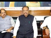 अमरावतीत ‘सोनेरी मुकुट’ने मंत्री बावनकुळे यांचे स्वागत, बचावात म्हणाले – हा सोन्याचा मुकुट नसून पितळी मुकुट आहे!