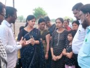 आत्महत्याग्रस्त शेतकऱ्याच्या कुटुंबीयांना धीर; सरकारने मागणी तात्काळ मान्य करावी – हुसेन खान