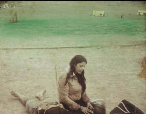 पतीच्या कलेवराजवळ बसलेली ती…