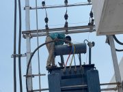 हाय व्होल्टेज डीपीवर चिपकून माकडाचा मृत्यू – एम.एच.29 वन्यजीव संस्थेच्या तत्परतेने मृत माकड बाहेर काढले