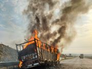 समृद्धी महामार्गावर चालता ट्रक जळून खाक ,