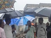 मेहकरमध्ये संततधार पावसामुळे उद्भवलेल्या परिस्थितीची आमदार सिद्धार्थ खरात यांनी भर पावसात केली पाहणी