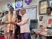 पद्मश्री सुभाष शर्मा यांच्या हस्ते ज्येष्ठ पत्रकार नितीन पखाले यांचा सन्मान