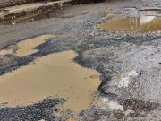 “रस्त्यात ‘विकास” खड्ड्यास्वरूपात डोकावतोयं