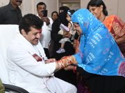 पालकमंत्री संजय राठोड यांना राखी बांधण्यासाठी भनिगींची झुंबड