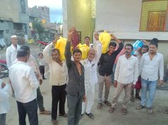 मनोज जरांगें पाटलाच्या आंदोलनासाठी किट्टी आडगाव येतील महिला सरसावल्या, चुलीवर भाकरी थापटून तब्बल १०००० भाकरी पाठवल्या.