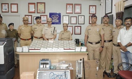 नकली नोटांच्या कारखान्या वर पोलिसांची धाड़ एक कोटीच्यां नकली नोटा जप्त ,