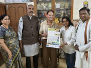 इंदोरमध्ये इतिहासकार डॉ.काळे यांनी केला सर्पमित्र वनिता बोराडेचां सत्कार