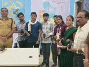 पोलीस स्टेशन यवतमाळ शहर येथे विशेष पोलीस महानिरक्षिक श्री. रामनाथ पोकळे यांच्या हस्ते नागरीकांचे हरवीलेले एकुण १२ मोबाईल केले परत