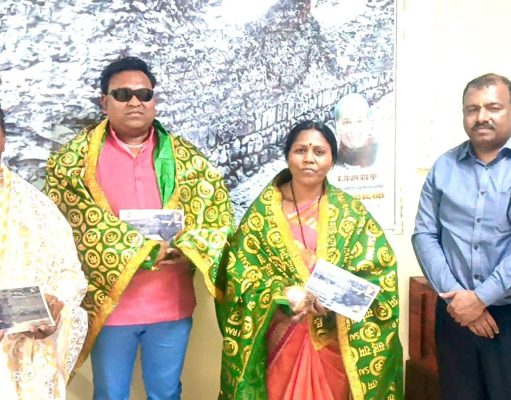 पाथरीतील साईबाबा जन्मस्थान मंदिरात पत्रकार सौ.रेखाताई मनेरे,उद्धव इंगळे यांचा व प्रकाश लालझरे यांचा संयुक्त सत्कार