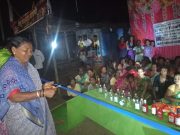 बोटोणी येथील महिला सरपंच सुनीता जुमनाके तथा गावातील महिलांची दारूबंदीसाठी गांधींगिरी