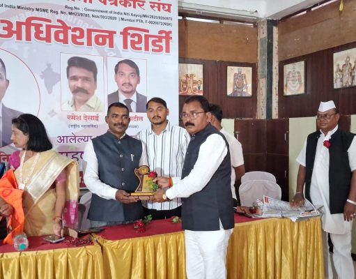 संजय चुनारकर यांचा जाहीर सत्कार, शिर्डीत राष्ट्रीय विश्वगामी पत्रकार संघाचे राष्ट्रीय अधिवेशन उत्साहात