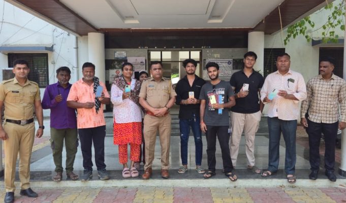 पोलीस स्टेशन यवतमाळ शहर येथे नागरीकांचे हरवीलेले एकुण 14 मोबाईल केले परत