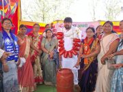 गॅस सिलेंडरसाठी वंचित रस्त्यावर…!