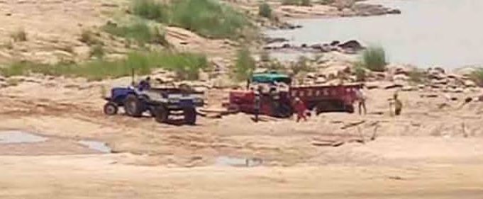 झरी तालुक्यातील दुर्भा नदीपात्रात बोट व पोकलेने रेती उपसा….!