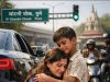 “मॅडम, फुकटचे पैसे नकोत, गजरा घ्या, आज माझा दुसरा वाढदिवस आहे,” सिग्नलवरच्या पोराचे शब्द ऐकून एसी कारमध्ये बसलेल्या करोडपती आईने थेट रस्त्यावरच हंबरडा फोडला.