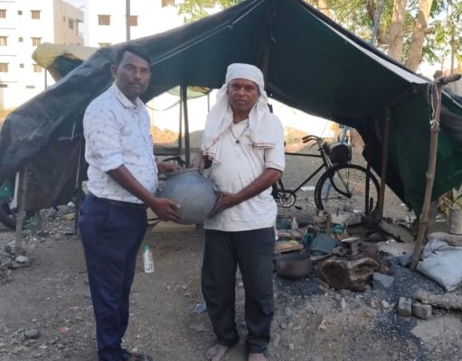 सामाजिक कार्यकर्ते पत्रकार फुलचंद भगत यांचा स्तुत्य उपक्रम,गरीब गरजूंना माठ वाटप