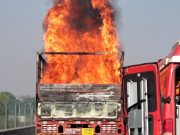 समृद्धि महामार्गावर ट्रक जळून खाक ,