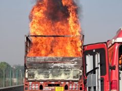 समृद्धि महामार्गावर ट्रक जळून खाक ,