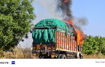 यवतमाळ शहरातील धामणगाव महामार्गावर ट्रक जळून खाक