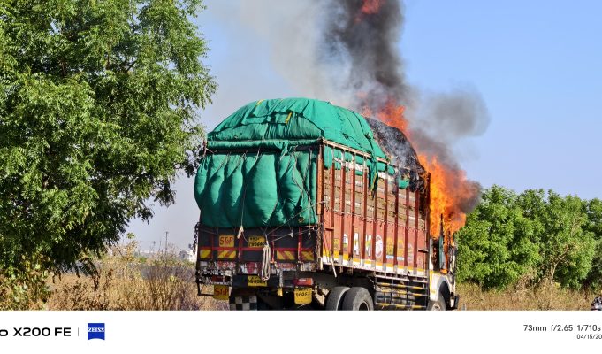 यवतमाळ शहरातील धामणगाव महामार्गावर ट्रक जळून खाक