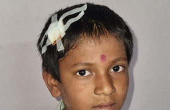 शिक्षकाने विद्यार्थ्यांचे डोके डेस्कवर आपटले डोक फुटल्याने विद्यार्थी झाला जख्मी .