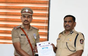 एक कोटी बत्तीस लाख रुपयांची अंमली पदार्थाची कारवाई यशस्वी केल्याबद्दल ठाणेदार गजानन करेवाड पोलीस महानिरीक्षककांच्या हस्ते सन्मानित ,