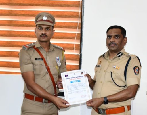 एक कोटी बत्तीस लाख रुपयांची अंमली पदार्थाची कारवाई यशस्वी केल्याबद्दल ठाणेदार गजानन करेवाड पोलीस महानिरीक्षककांच्या हस्ते सन्मानित ,