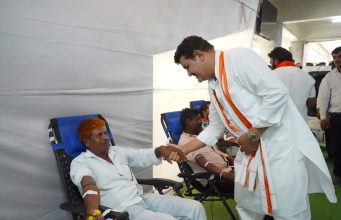 “45′ अंशांचा पारा, तरीही रक्तदानासाठी रांगा….!