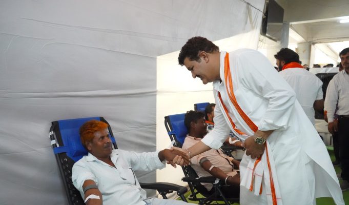 “45′ अंशांचा पारा, तरीही रक्तदानासाठी रांगा….!