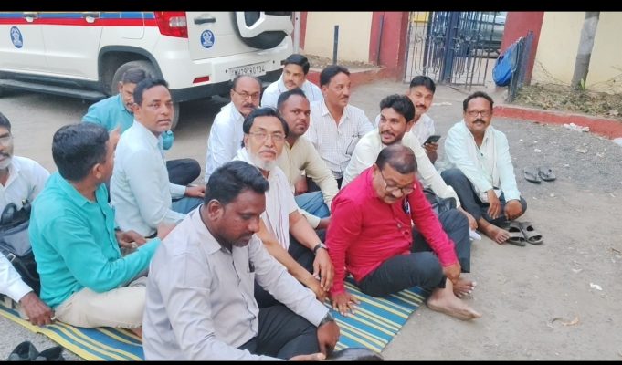 वणी में पत्रकारों के ‘धरना’ प्रदर्शन के आगे झुकी पुलिस; भूखंड धोखाधड़ी मामले में पटवारी और मंडल अधिकारी समेत चार पर मामला दर्ज