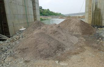 सायफळ पैनगंगा नदीपात्रात रेती तस्करांचा धुमाकूळ सुरूच…