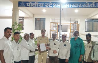 वार्तांकन करतांना रेती माफीयांनी पत्रकार रामदास कहाळे यांच्यावर केलेल्या जीवघेणा हल्ल्याचा साखरखेर्डा येथे निषेध !