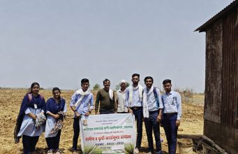 शाश्वत शेतीसाठी सावरगड येथे ‘मृदा नमुना तपासणी’ प्रात्यक्षिक