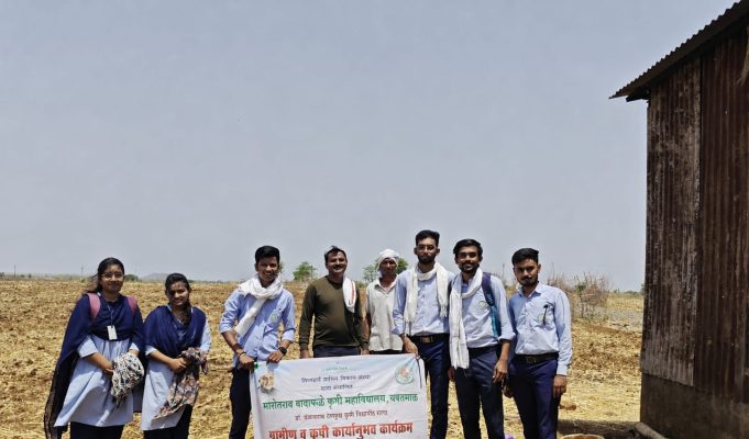शाश्वत शेतीसाठी सावरगड येथे ‘मृदा नमुना तपासणी’ प्रात्यक्षिक