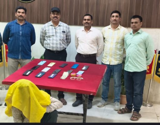 बस, रेल्वे मधुन बँग व मोबाईल चोरी करणारा अट्टल चोराला स्थनिक गुन्हे शाखा, वाशिम यांनी ठोकल्या बेड्या