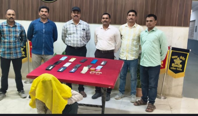 बस, रेल्वे मधुन बँग व मोबाईल चोरी करणारा अट्टल चोराला स्थनिक गुन्हे शाखा, वाशिम यांनी ठोकल्या बेड्या