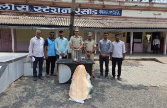 प्रवासी महिलेच्या दागिन्या ची पर्स चोरणाऱ्या करणाऱ्या महिलेस पोलिसांनी केली अटक