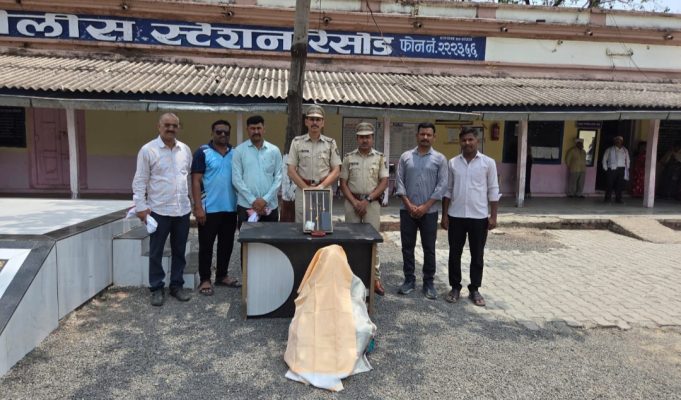 प्रवासी महिलेच्या दागिन्या ची पर्स चोरणाऱ्या करणाऱ्या महिलेस पोलिसांनी केली अटक