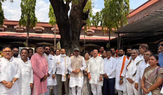 मविआचे उमेदवार साहेबराव कांबळे यांचा अर्ज दाखल; हिरा पॅलेसमध्ये नगरसेवकांच्या बैठकीत विजयाचा निर्धार