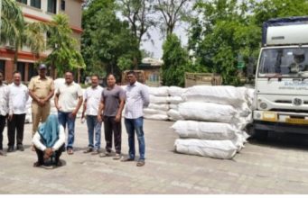 पन्नास लाख रूपायाचा प्रतिबंधित गुटखा जप्त चालकास अटक